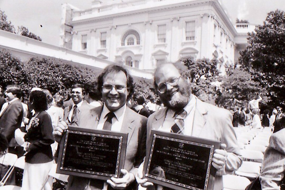 Ο Ben και ο Jerry κρατώντας τα βραβεία τους