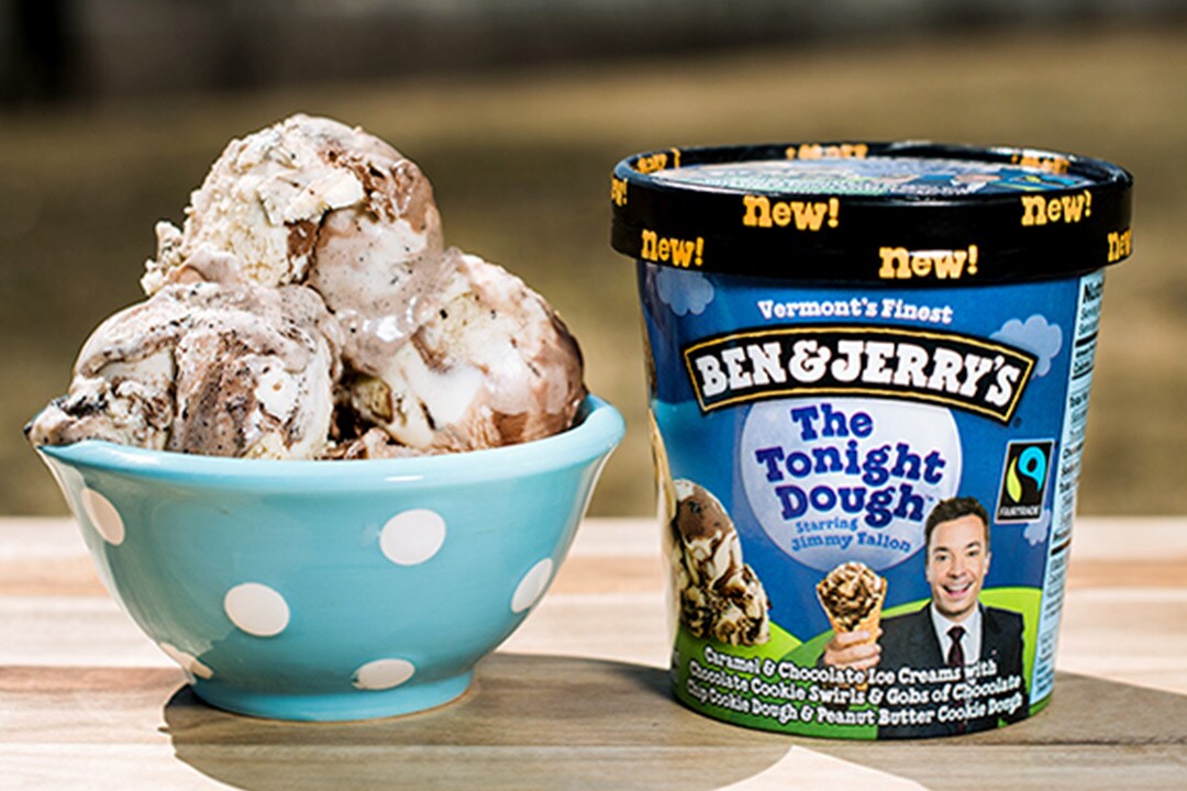 Ένα πιάτο The Tonight Dough μαζί με ένα κύπελλο